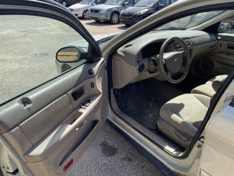 2006 Ford Taurus SE