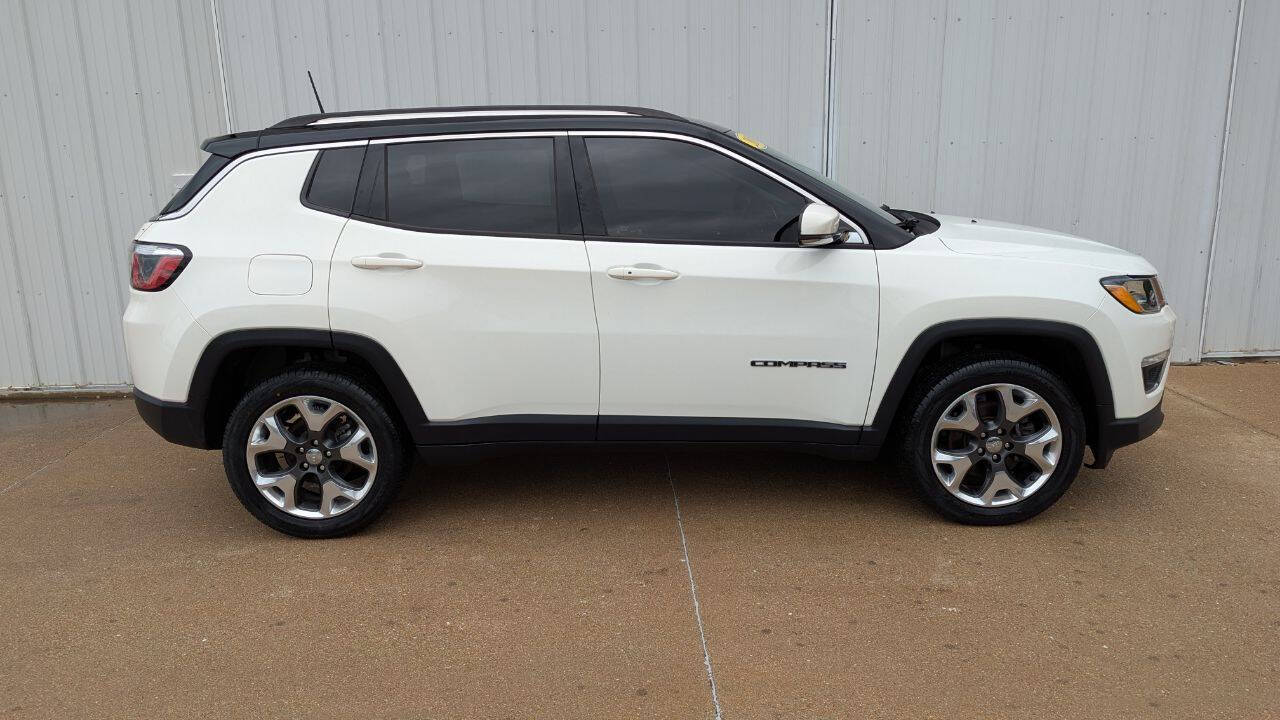 Off white 2019 Jeep Compass Limited 4x4 Limited 4dr SUV 2