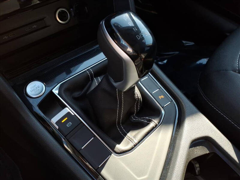 2026 Volkswagen Taos SE Black