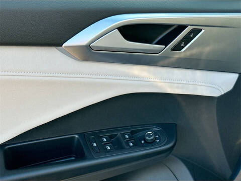 2025 Volkswagen Taos SE 4Motion