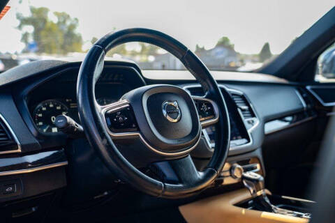 2017 Volvo XC90 T6 Momentum