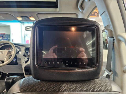 2012 Toyota Sienna SE 8-Passenger