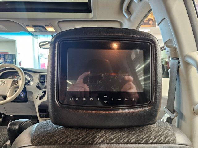 2012 Toyota Sienna SE 8-Passenger