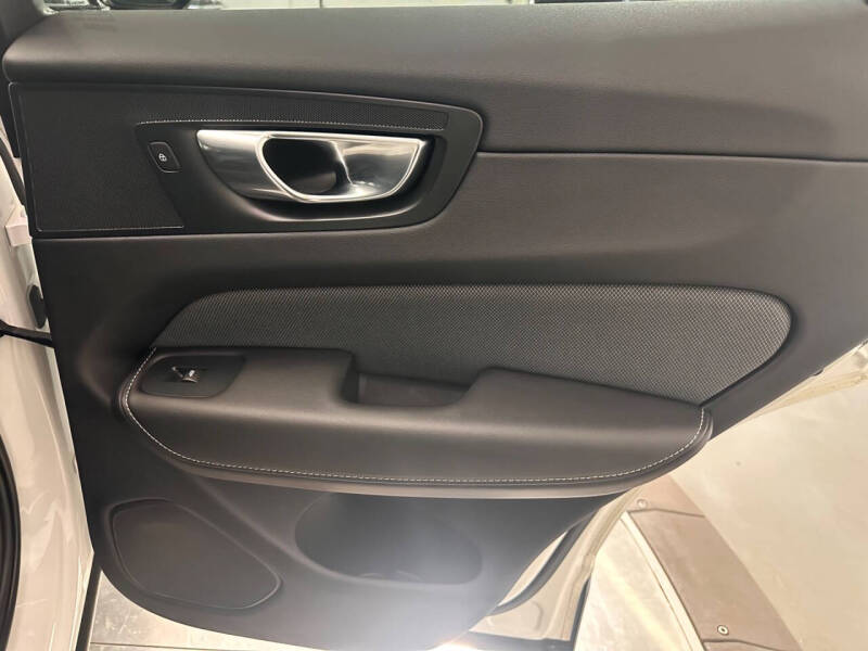 2022 Volvo XC60 B6 R-Design