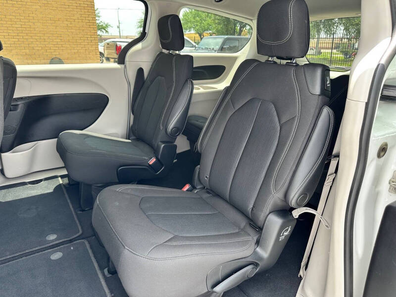 2022 Chrysler Voyager LX