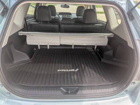 2017 Toyota Prius v Four