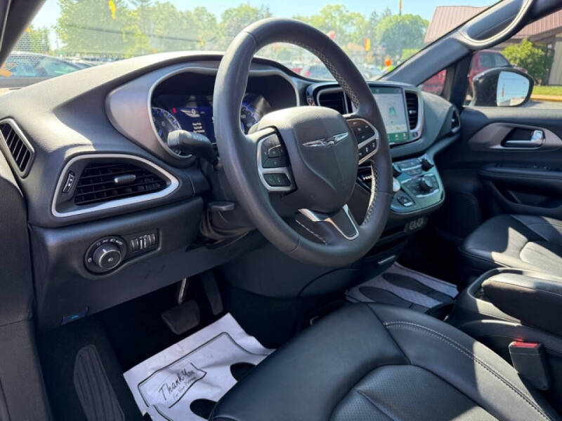 2025 Chrysler Pacifica Select