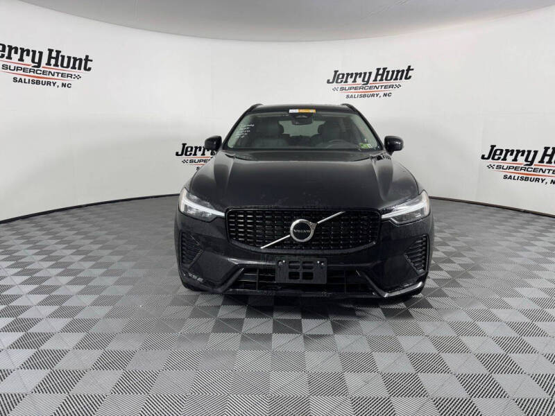 2024 Volvo XC60 B5 Core Dark Theme