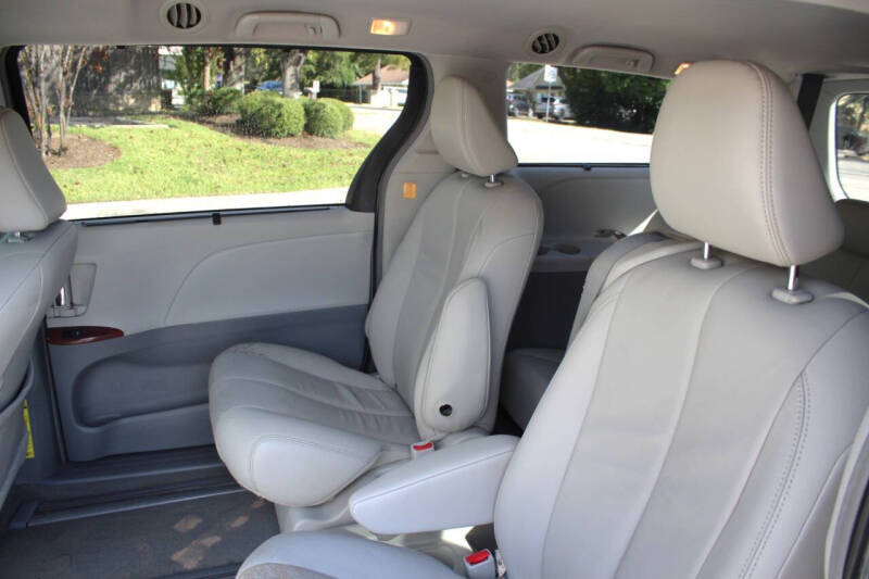 2013 Toyota Sienna XLE 7-Passenger Auto Access Seat
