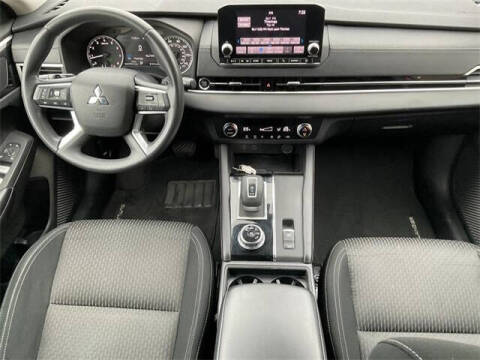 2022 Mitsubishi Outlander ES