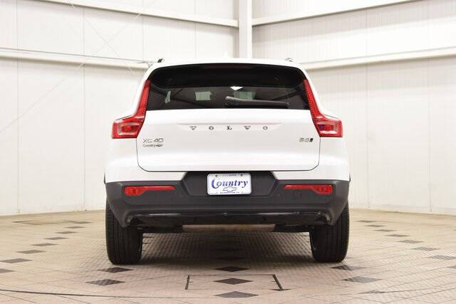 2025 Volvo XC40 B5 Plus Dark Theme