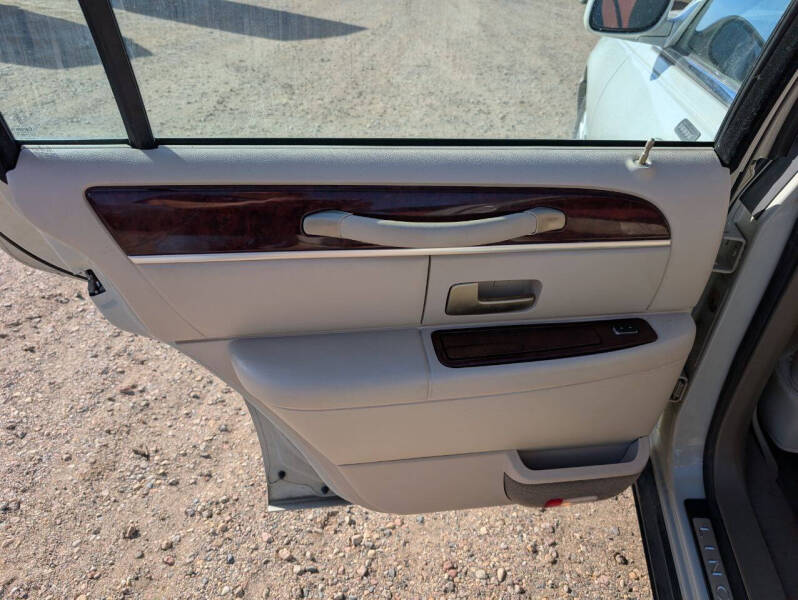 2005 Lincoln Town Car Signature Limited