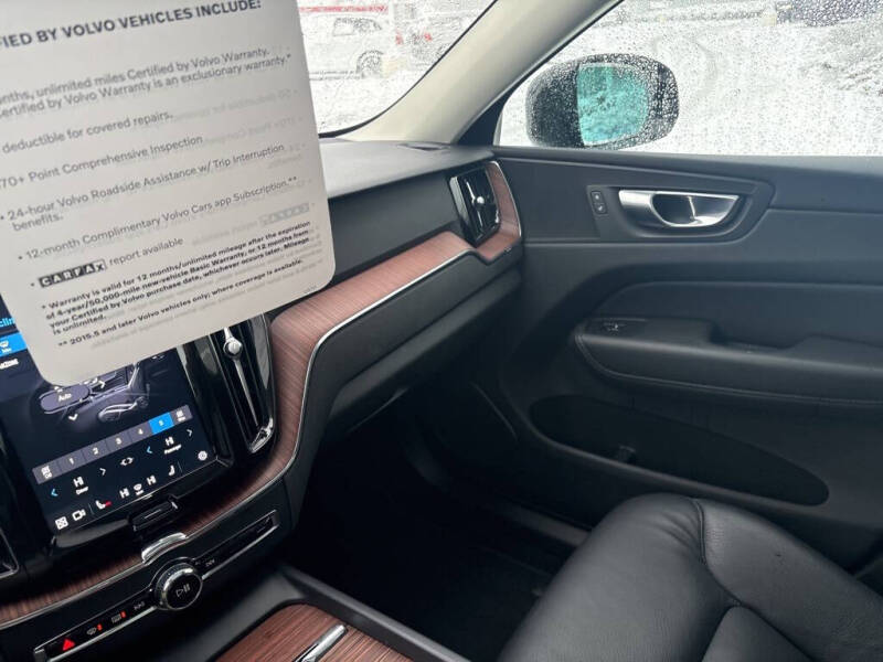 2024 Volvo XC60 B5 Plus Dark Theme