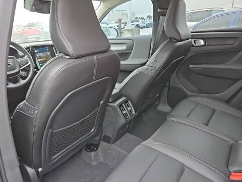 2025 Volvo XC40 B5 Ultra Bright Theme