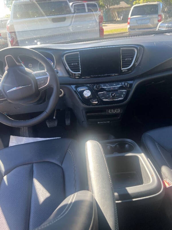 2025 Chrysler Pacifica Select