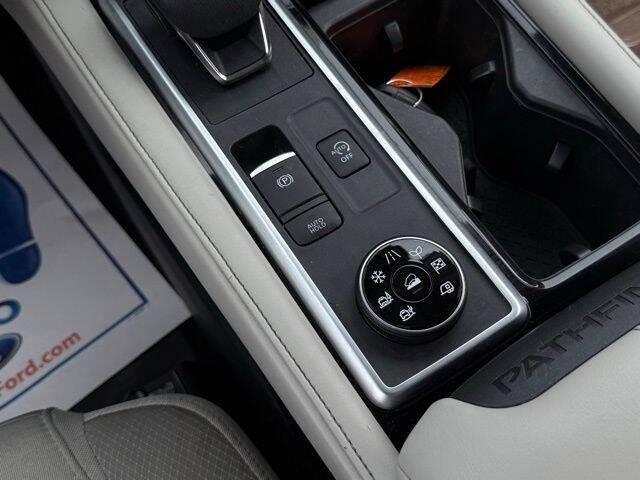 2022 Nissan Pathfinder SV