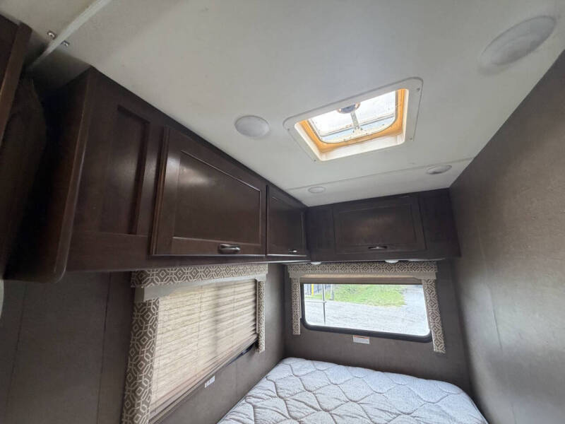 2017 Thor Motor Coach Freedom Elite