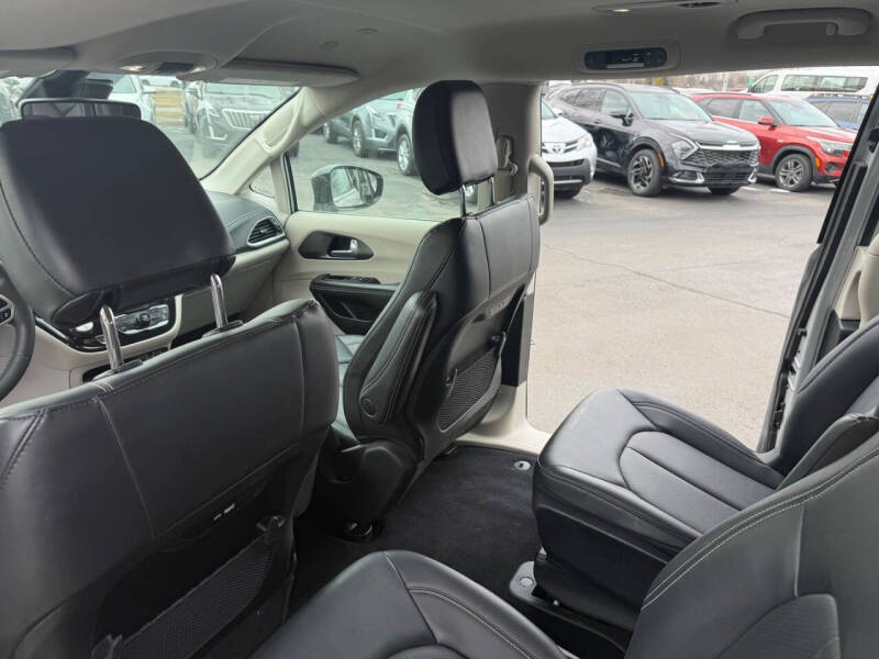 2024 Chrysler Pacifica Plug-In Hybrid Select