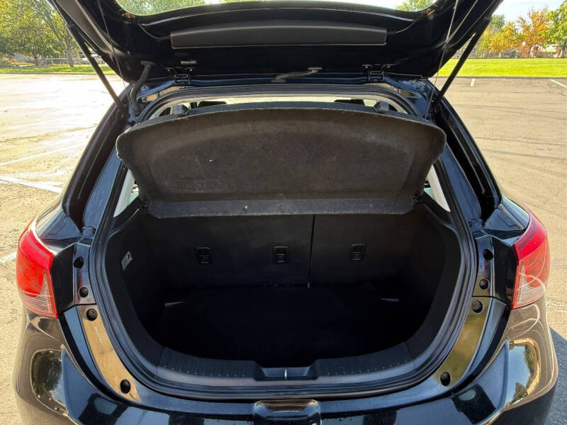 2020 Toyota Yaris Hatchback LE