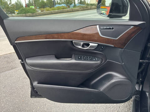 2016 Volvo XC90 T6 Momentum