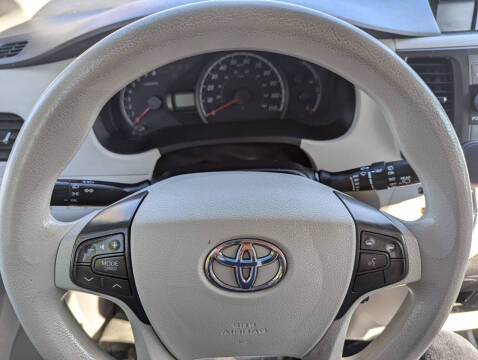 2014 Toyota Sienna LE 8-Passenger