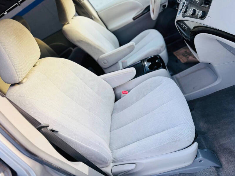 2011 Toyota Sienna LE 8-Passenger