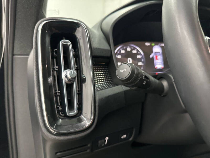 2022 Volvo XC40 T5 R-Design