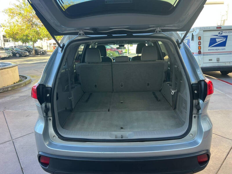 2019 Toyota Highlander LE