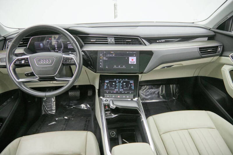 2022 Audi e-tron quattro Premium