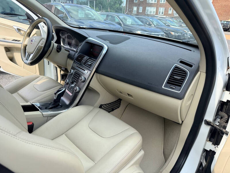2016 Volvo XC60 T5 Drive-E Platinum