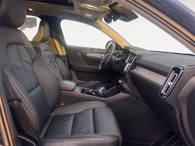 2023 Volvo XC40 B5 Plus Dark Theme