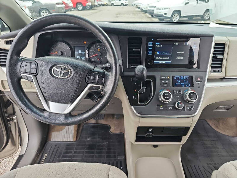 2016 Toyota Sienna LE 8-Passenger