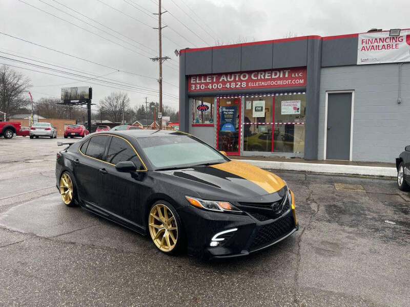 2019 Toyota Camry SE's photo