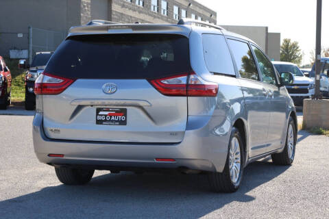 2017 Toyota Sienna XLE 7-Passenger Auto Access Seat