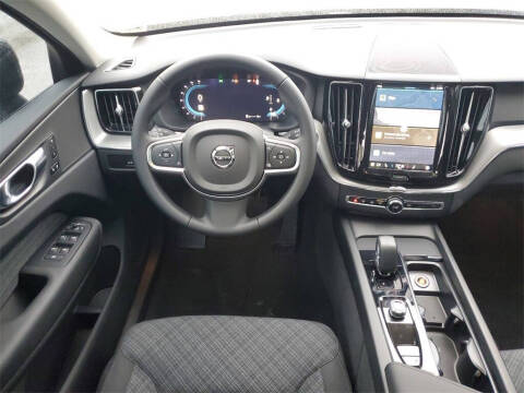 2025 Volvo XC60 B5 Core Dark Theme