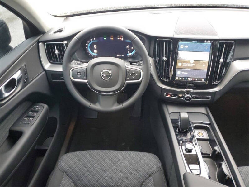 2025 Volvo XC60 B5 Core Dark Theme