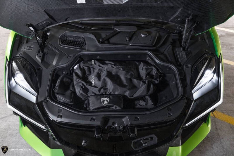 2024 Lamborghini Revuelto