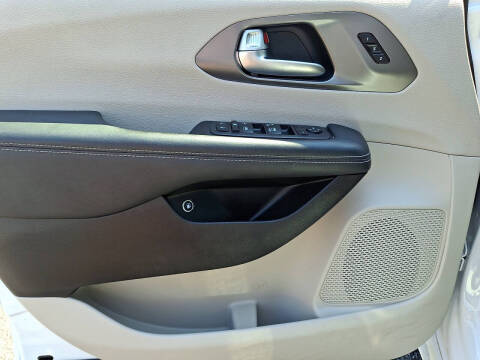 2024 Chrysler Pacifica Plug-In Hybrid Select
