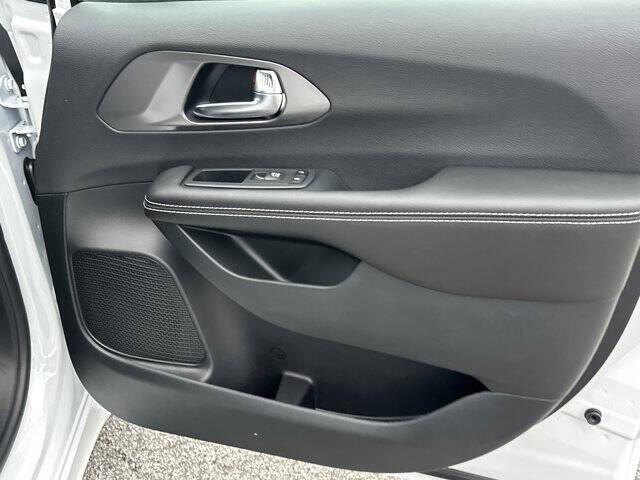 2026 Chrysler Voyager LX