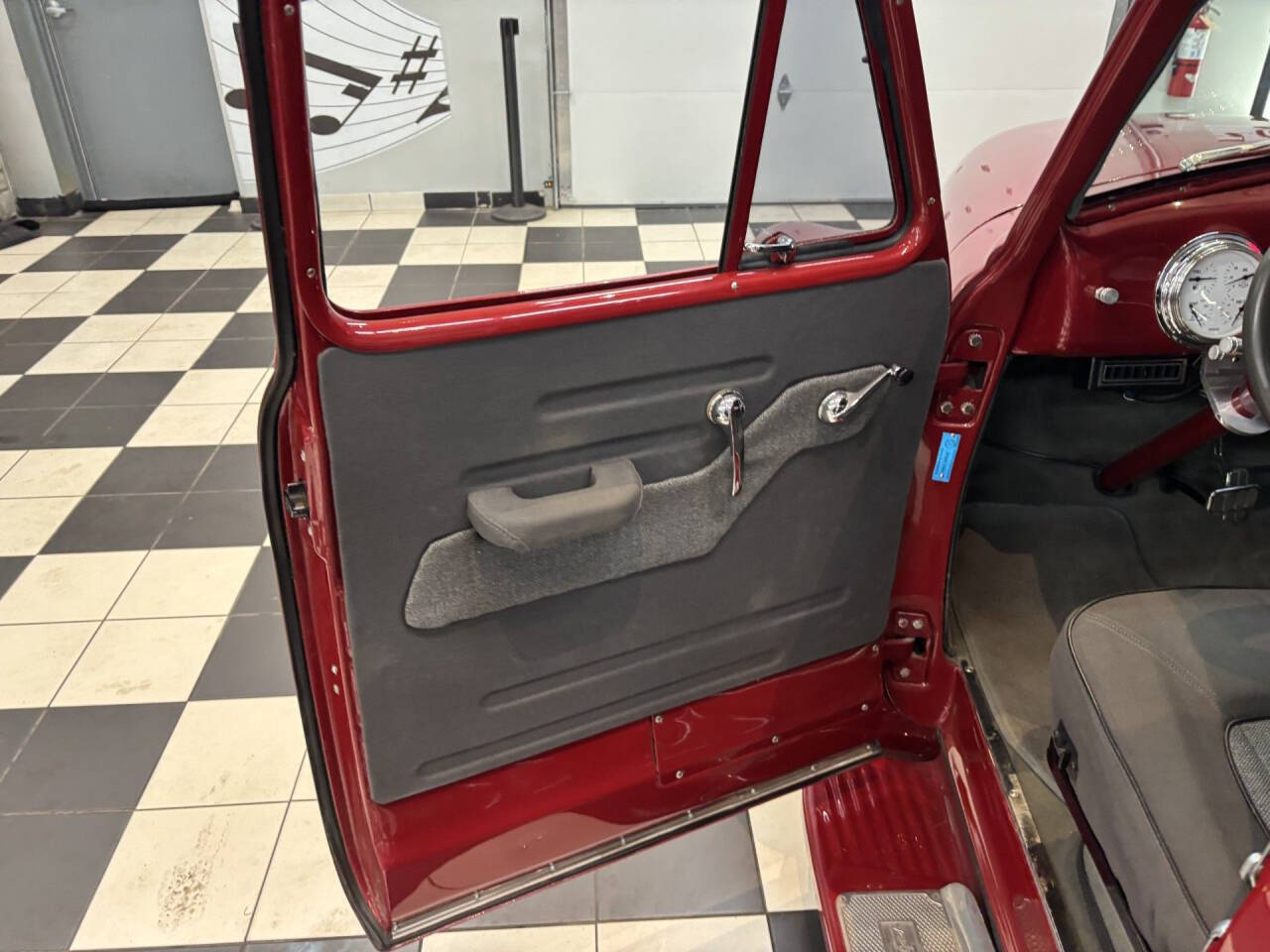 1952 Chevrolet 5 Window 26