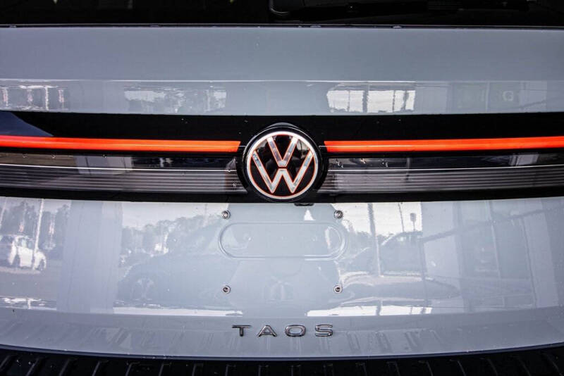 2026 Volkswagen Taos SE Black