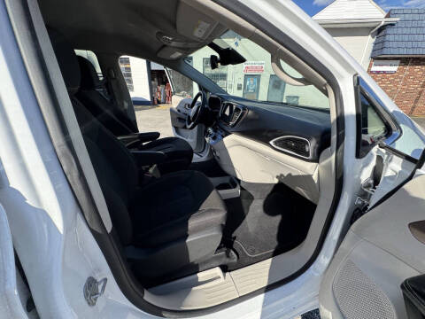 2022 Chrysler Voyager LX