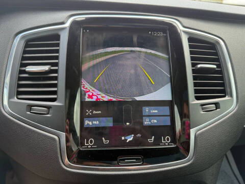 2020 Volvo XC90 T6 Momentum 6-Passenger