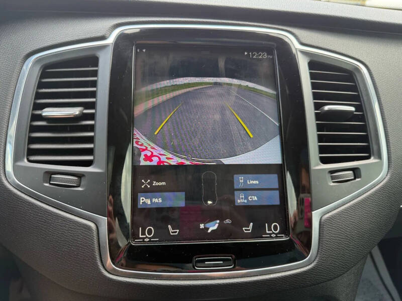 2020 Volvo XC90 T6 Momentum 6-Passenger