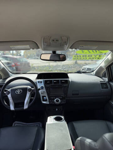 2013 Toyota Prius v Five