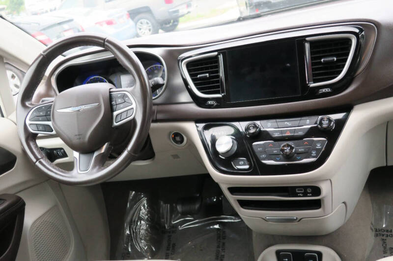 2017 Chrysler Pacifica Touring-L