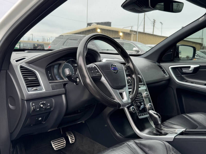 2016 Volvo XC60 T6 Drive-E R-Design Platinum