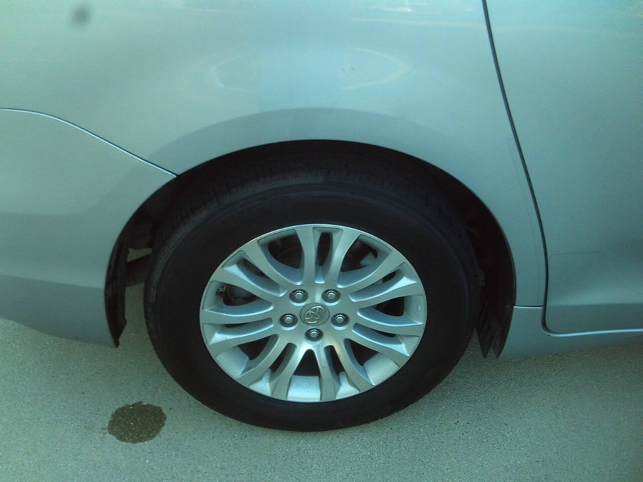 Silver 2012 Toyota Sienna XLE 8-Passenger XLE 8-Passenger 4dr Mini-Van 36