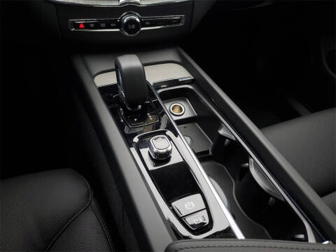 2025 Volvo XC60 B5 Plus Dark Theme