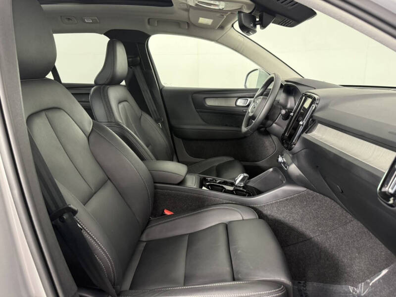 2025 Volvo XC40 B5 Plus Bright Theme